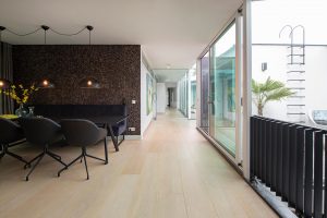 Extra brede eiken plankenvloer zónder noesten in moderne villa