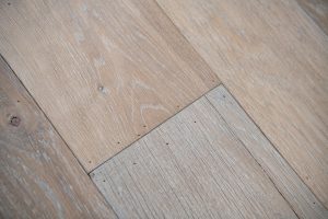 Landelijke houten vloer met planken in wisselende breedtes