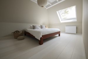 Wit gelakte houten zoldervloer - Woca Floorpaint Wit