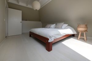 Wit gelakte houten zoldervloer - Woca Floorpaint Wit